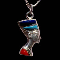 Bijoux Pharaonique Profil De Nfertiti En Argent Avec Incrustation Lapis-Lazuli Sur Un Profil Et Avec Incrustation Lapis-Lazuli, Turquoise Et Cornaline Sur L'autre Profil - 30 Ko