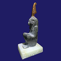 Statue De La Desse Maat Assise Sur Socle, Hauteur = 16 Cm - 28 Ko