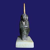 Statue De La Desse Maat Assise Sur Socle, Hauteur = 16 Cm - 31 Ko