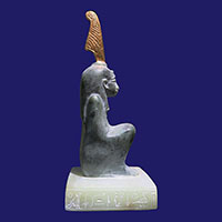 Statue De La Desse Maat Assise Sur Socle, Hauteur = 16 Cm - 27 Ko