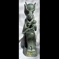 Stele De La Déesse Isis Allaitant Horus En Stéatite - 29 Ko