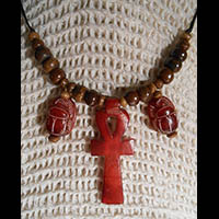 Collier Des 3 Amulettes:  Cl Ankh Entoure De 2 Scarabes En Statite - 49 Ko