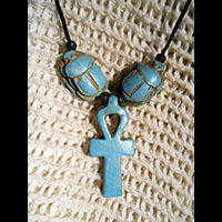 Collier Des 3 Amulettes:  Cl Ankh Entoure De 2 Scarabes En Statite - 59 Ko