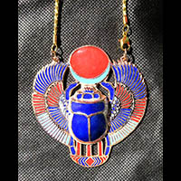 Pendentif Pectoral Scarabe Ail Formant Le Nom De Trne De Toutankhamon: Neb-Kheperou-Re (Les Manifestations Divines De Ra). - 61 Ko