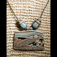 Collier Des 3 Amulettes:  Cl Ankh Entour De 2 Piliers Djed En Statite - 61 Ko